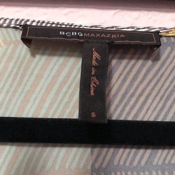 NWOT. BCBGMAXAZRIAâdressâ
tiesâ
onâ
theâ
back. - Picture 10 of 10